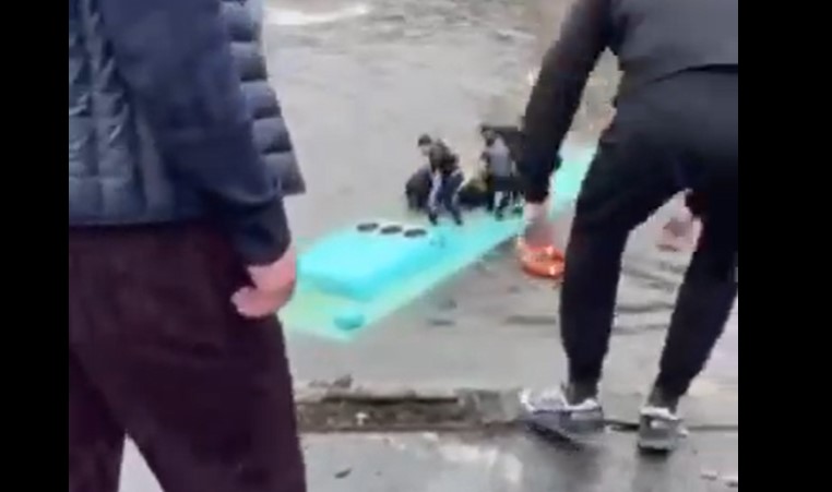 Συναγερμός στην Αγία Πετρούπολη: Λεωφορείο έπεσε σε ποτάμι – Αγωνία για την τύχη των επιβατών (Video)