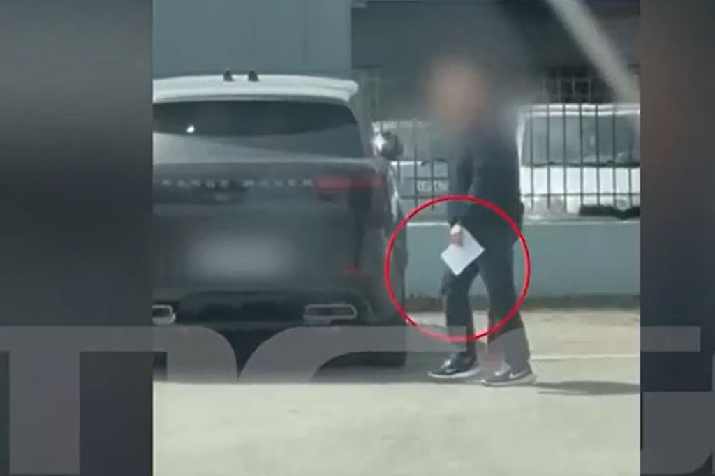 Χαλκίδα: Η στιγμή που επιχειρηματίας φτάνει στη ΔΟΥ κρατώντας φάκελο με 10.000 ευρώ – Βίντεο ντοκουμέντο (Video)