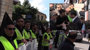 «Σας ψηφίσαμε»: Αστυνομικοί γιούχαραν άγρια τον υφυπουργό ΠΡΟΠΟ Νικολακόπουλο &#8211; Κινήθηκαν προς το μέρος του (Video)