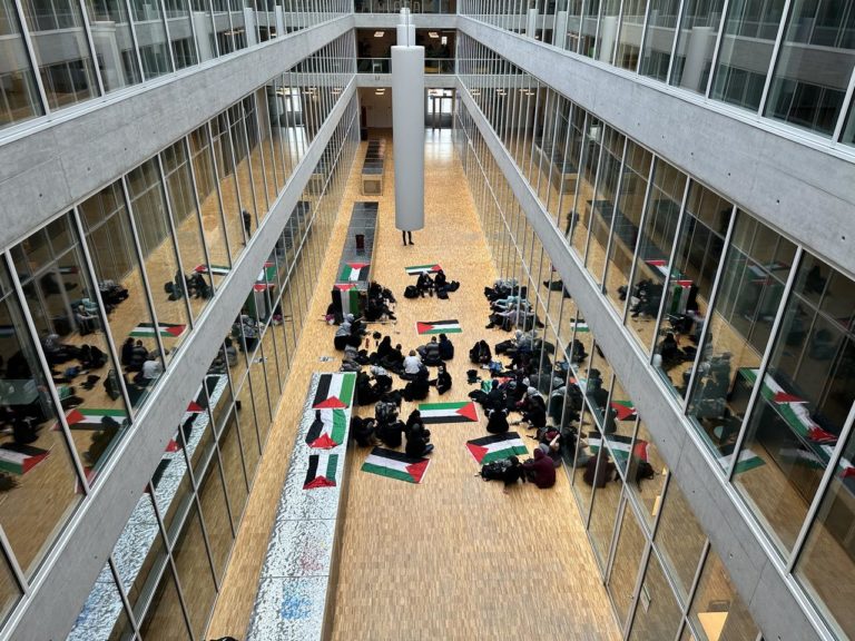 Ελβετία: Φοιτητές κατέλαβαν την είσοδο κτιρίου στο πανεπιστήμιο της Λοζάνης ζητώντας κατάπαυση πυρός στη Γάζα