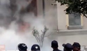 Αλβανία: Διαδηλωτές πέταξαν μολότοφ και αυγά στο δημαρχείο Τιράνων &#8211; Ζητούν την παραίτηση του Δημάρχου (Video)