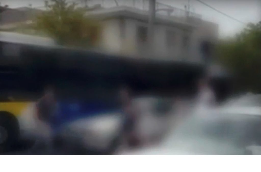 Λεωφόρος Θηβών: Συγκλονίζει η γυναίκα που έπεσε θύμα ξυλοδαρμού – «Μας χτυπούσαν με κλωτσιές και μπουνιές» (Video)