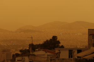 Καιρός: Συνεχίζεται η «παραμονή» της αφρικανικής σκόνης &#8211; Ζέστη και βροχές την Δευτέρα