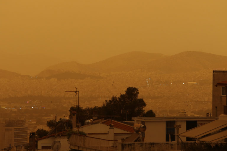 Καιρός: Συνεχίζεται η «παραμονή» της αφρικανικής σκόνης – Ζέστη και βροχές την Δευτέρα