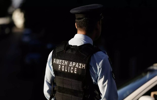 Αγρίνιο: Στο νοσοκομείο δύο αστυνομικοί – Τους επιτέθηκαν πατέρας με τον γιο του μετά από παρατήρηση έξω από το κατάστημα που διατηρούσαν