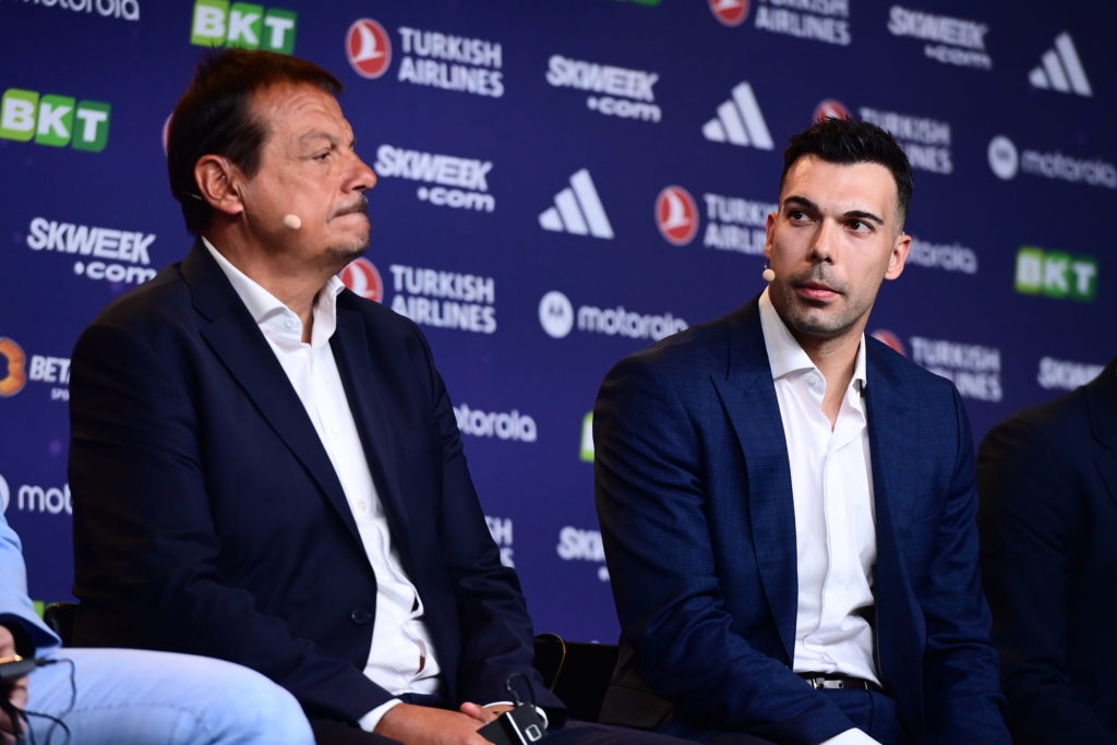 Αταμάν: «Ήταν 10-15 προβοκάτορες» – Τι είπε για το επεισόδιο έξω από το ξενοδοχείο