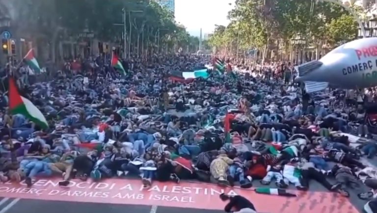 Βαρκελώνη: Η απίστευτη εικόνα διαμαρτυρίας κατά της σφαγής στη Γάζα