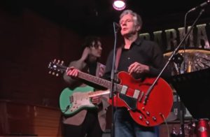 Άντονι Μπλίνκεν: Έπαιξε κιθάρα και τραγούδησε σε υπόγειο μπαρ στο Κίεβο ο ΥΠΕΞ των ΗΠΑ (Video)