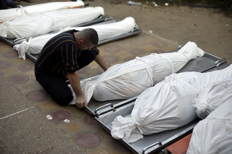 Ο ΟΗΕ επιβεβαιώνει τη φρίκη στη Γάζα: Ομαδικοί τάφοι 400 ατόμων με γυναίκες και παιδιά – Κάποιοι «θάφτηκαν ζωντανοί»