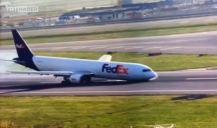 Προσγείωση σοκ: Boeing σταμάτησε στον διάδρομο με… τη μύτη! (Video)