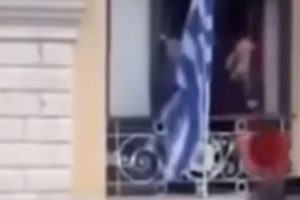 Κέρκυρα: Ο Μπότης από το δημαρχείο έπεσε στο κεφάλι περαστικής, ευτυχώς δεν χτύπησε σοβαρά (Video)