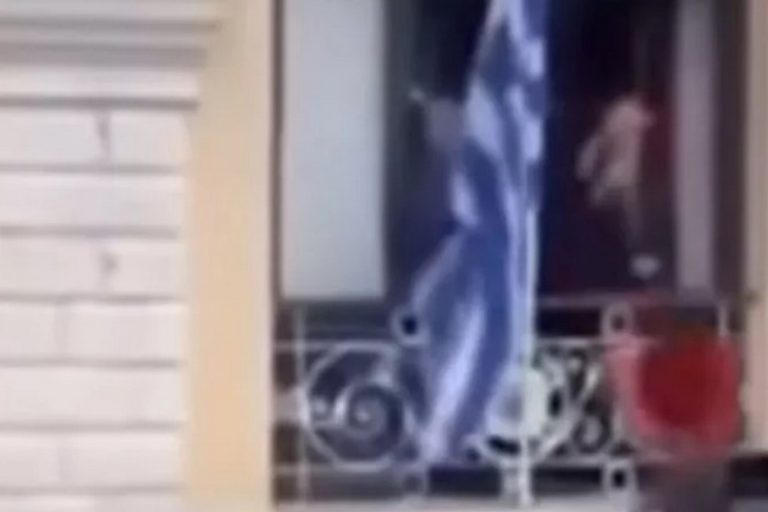 Σοκαριστικό ατύχημα στην πρώτη Ανάσταση της Κέρκυρας: «Έφαγε» τον μπότη στο κεφάλι (Video)