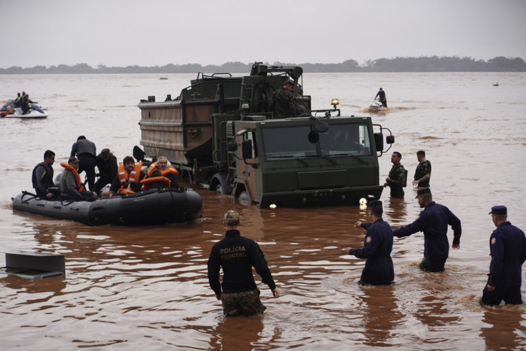Βραζιλία: 57 νεκροί από τις πλημμύρες -Μισό εκατομμύριο οι πληγέντες (Videos)