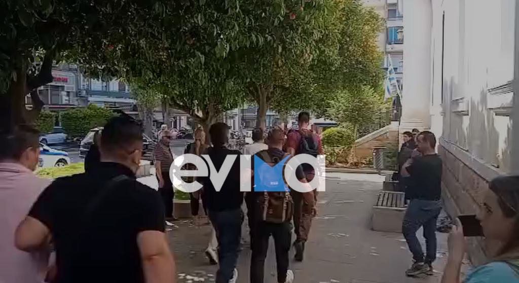 Χαλκίδα: Στα δικαστήρια οι συλληφθέντες εφοριακοί – Καταθέτουν στον ανακριτή (Photos – Videos)
