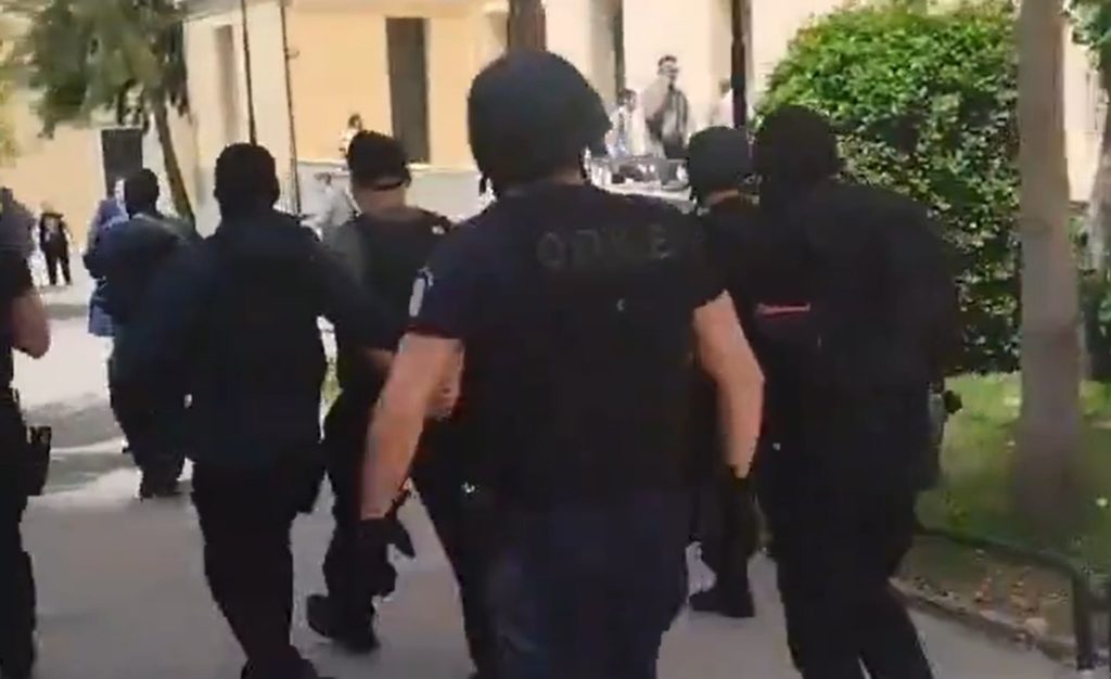 Ρουβίκωνας: Ελεύθερος ο Καλαϊτζίδης μετά το… σόου με τα αλεξίσφαιρα – Στις 28 Μαΐου η δίκη για μία ανάρτηση στο Facebook
