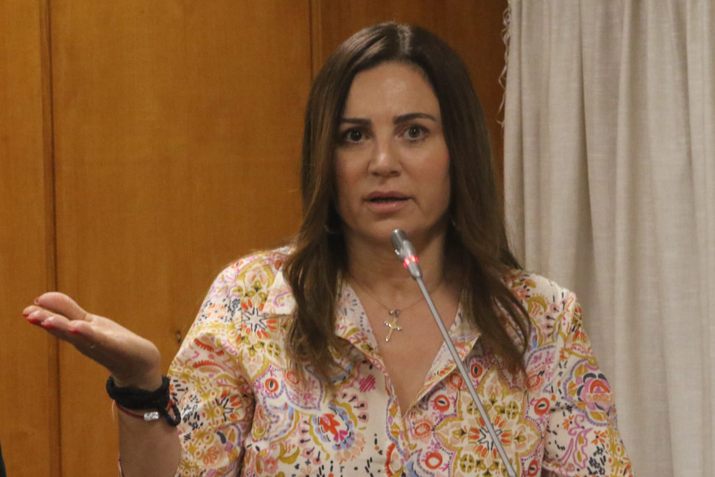 ΣΥΡΙΖΑ για Φλέσσα: «Να τη χαίρεται ο κ. Μητσοτάκης» – Εξώδικο της υποψήφιας της ΝΔ για… κοπτοραπτική