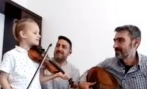 Ιάκωβος: Ο πεντάχρονος βιολιτζής από την Τήνο που ξεσηκώνει τα πανηγύρια (Video)
