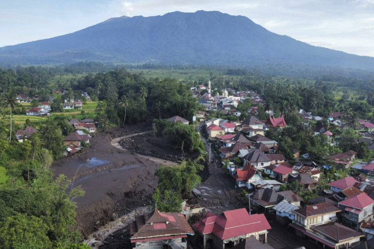 Τραγωδία στην Ινδονησία: Στους 41 οι νεκροί από τις πλημμύρες – 17 αγνοούμενοι