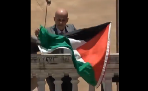 Ιταλία: Πρώην βουλευτής σκαρφάλωσε στο μπαλκόνι της Βουλής και κρέμασε παλαιστινιακές σημαίες (Video)
