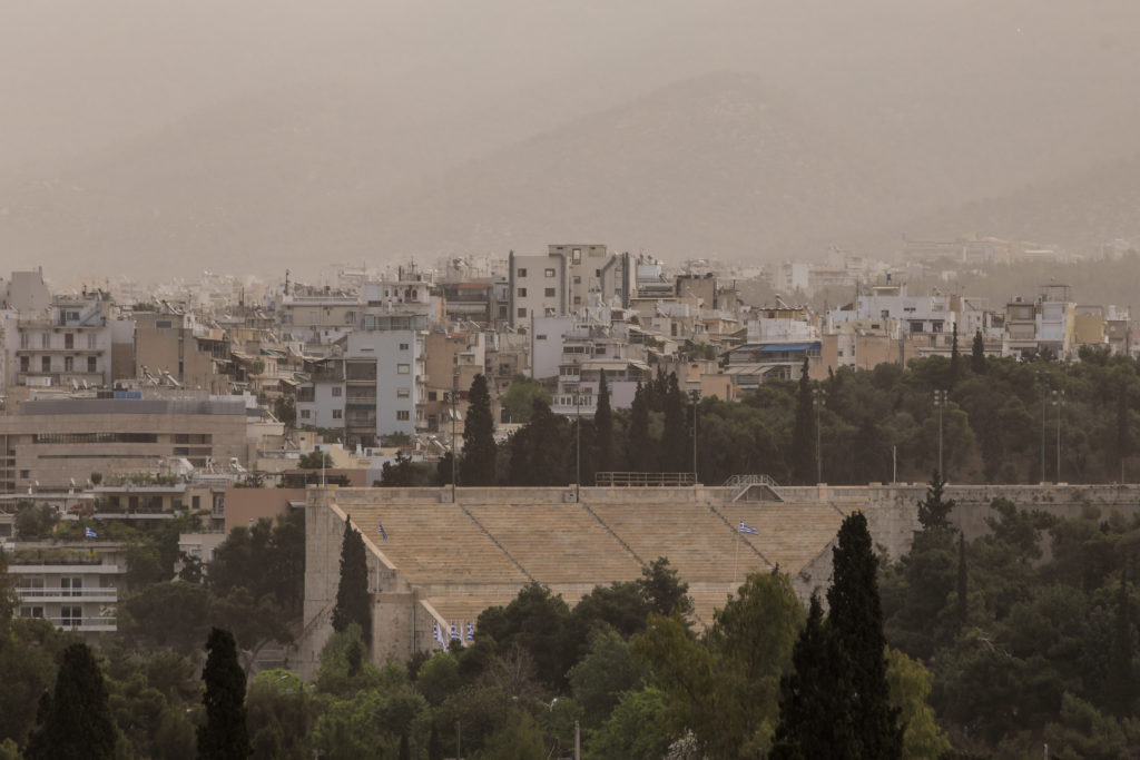 Καιρός: Αφρικανική σκόνη, λασποβροχές και άνοδος της θερμοκρασίας – Τα δεδομένα για το Σαββατοκύριακο (LIVE)