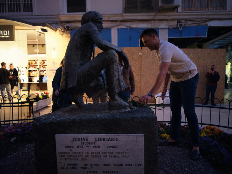 Στέφανος Κασσελάκης: Άφησε λουλούδια στο μνημείο του Κώστα Γεωργάκη – Η ιστορία του φοιτητή που έδωσε τη ζωή του για την Ελευθερία