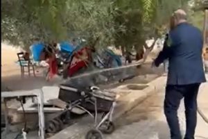 Ρατσιστικό αίσχος από τον δήμαρχο Περάματος κατά Ρομά: Απειλεί, βρίζει και καταβρέχει με υδροφόρα μικρά παιδιά (Video)