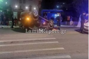 Λαμία: Οδηγός αυτοκινήτου έπεσε πάνω σε παρκαρισμένο όχημα και τούμπαρε