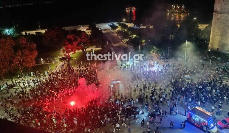 Θεσσαλονίκη: Ξέφρενοι πανηγυρισμοί από φιλάθλους του ΠΑΟΚ και πυροτεχνήματα σε Τούμπα και Λευκό Πύργο