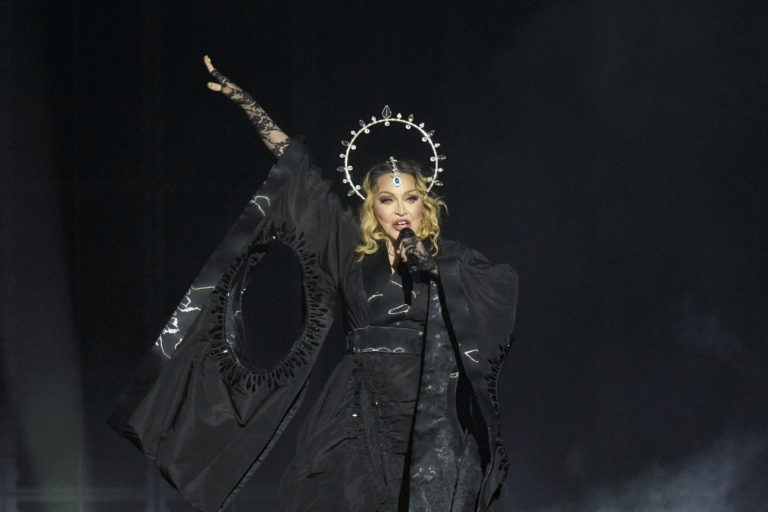 Βραζιλία: Ανεπανάληπτη η Μαντόνα σε δωρεάν συναυλία στην Copacabana (Video)