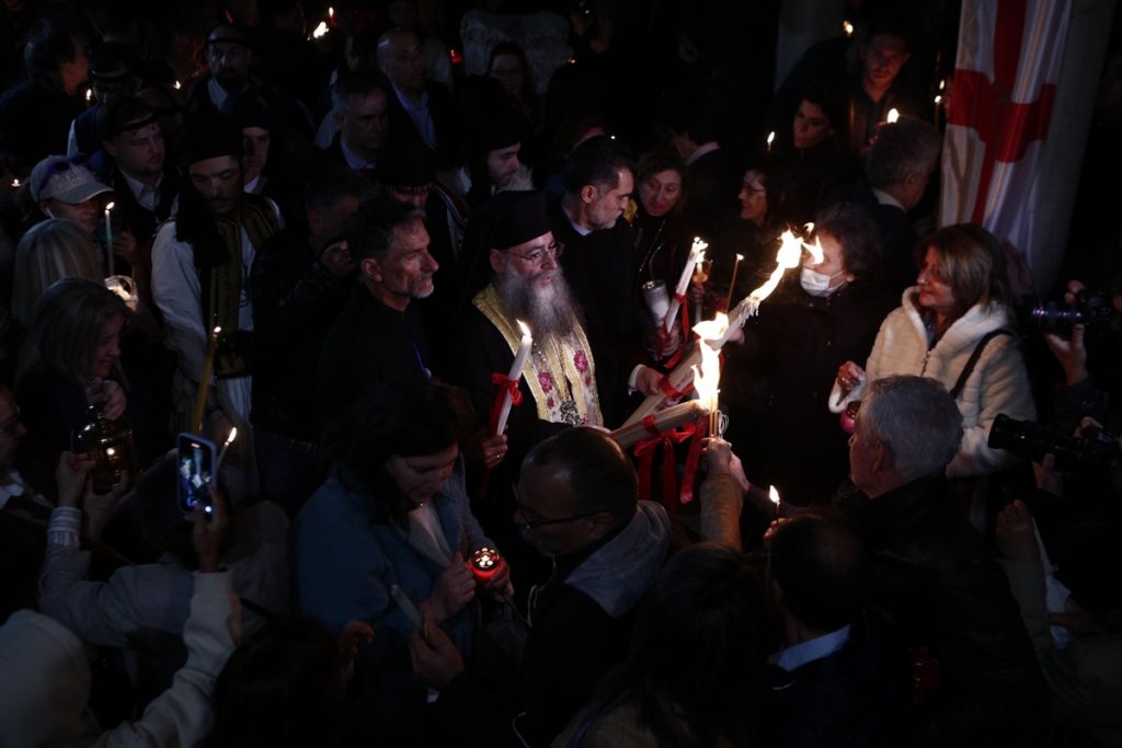 Στο Μετόχι του Παναγίου Τάφου στην Πλάκα το Άγιο Φως – Μεταφέρεται σε όλη τη χώρα με ειδικές πτήσεις