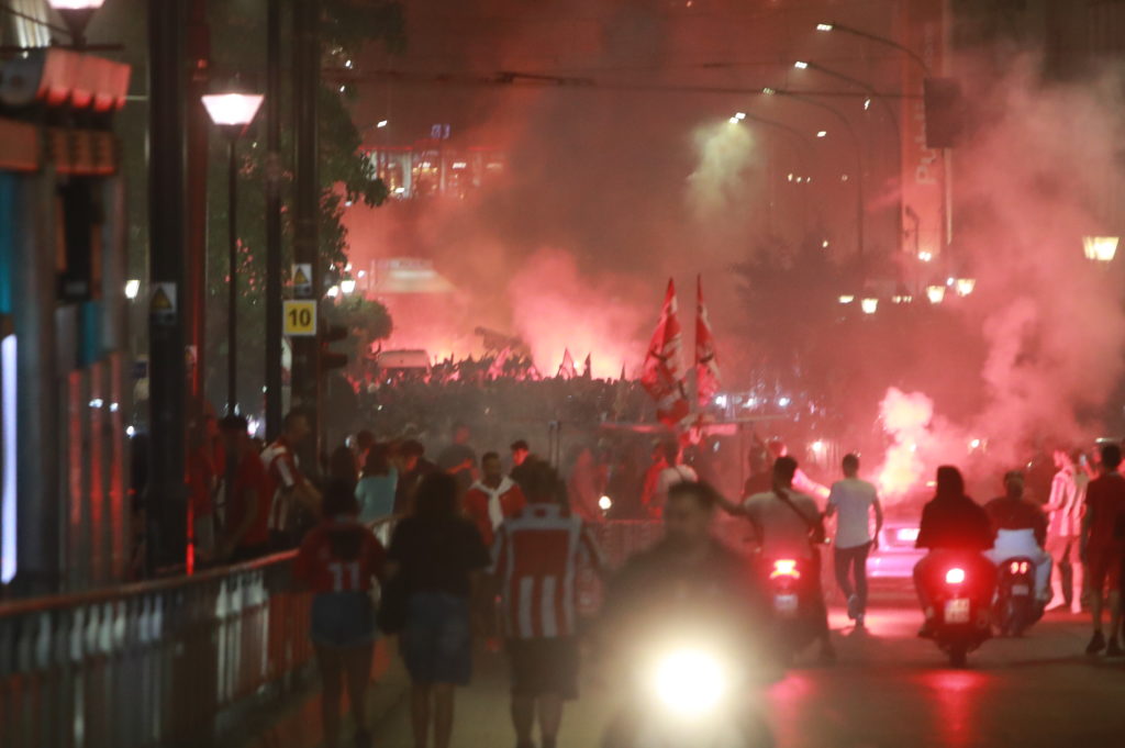 «Μεθυσμένη» πολιτεία ο Πειραιάς – Έξαλλοι πανηγυρισμοί για την κατάκτηση του ευρωπαϊκού τροπαίου (Photos)