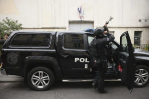 Γαλλία: Το Παρίσι ανέπτυξε αστυνομικούς για να ανακτήσει τον έλεγχο στον δρόμο που οδηγεί στο αεροδρόμιο της Νέας Καληδονίας