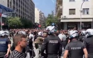 Πορεία οπαδών του ΠΑΟΚ στους δρόμους της Θεσσαλονίκης υπό αστυνομική επιτήρηση (Video)