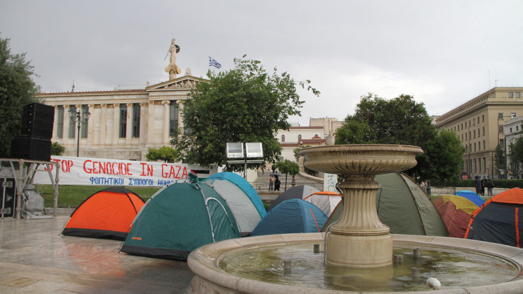 Ολονύχτια διαμαρτυρία στα Προπύλαια για την Παλαιστίνη