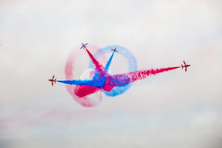 Φαντασμαγορική επίδειξη από τα αεροσκάφη της ομάδας «Red Arrows» στον Φλοίσβο Παλαιού Φαλήρου