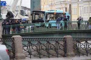 Ρωσία: Επτά οι νεκροί από την «τρελή» πορεία και πτώση λεωφορείου σε ποταμό (Video)
