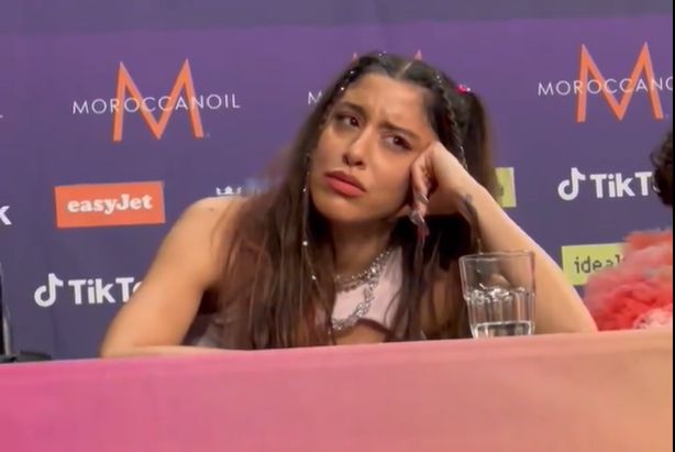 Eurovision 2024 – Πηγές ΕΡΤ για το… χασμουρητό της Σάττι: «Ήταν κουρασμένη, δεν ήθελε να προσβάλλει τους Ισραηλινούς»