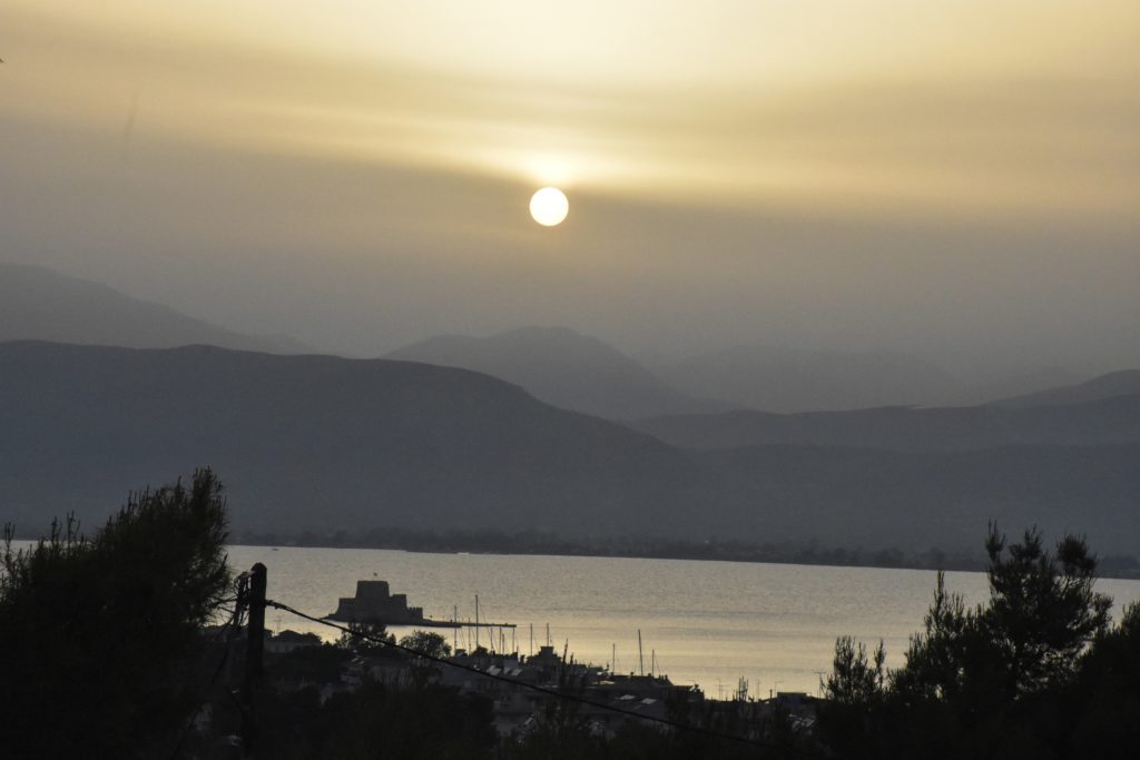 Καιρός: Πότε «φεύγει» η αφρικανική σκόνη – Σε ποιες περιοχές αναμένονται 35άρια (LIVE)