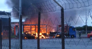 Φωτιά στο λιμάνι της Θεσσαλονίκης &#8211; Τυλίχθηκαν στις φλόγες φορτηγά (Video)