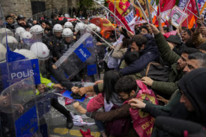 Κωνσταντινούπολη: Δακρυγόνα, πλαστικές σφαίρες και εκατοντάδες συλλήψεις στην πορεία για την Πρωτομαγιά (Photos)