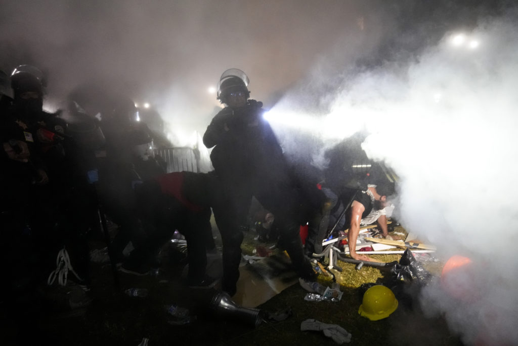 ΗΠΑ: Χάος στο πανεπιστήμιο UCLA – Νέα αστυνομική επιχείρηση κατά διαδηλωτών, δεκάδες συλλήψεις (Photos – Videos)
