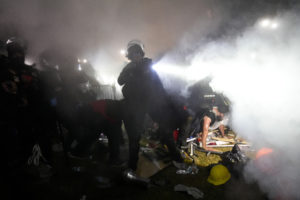 ΗΠΑ: Χάος στο πανεπιστήμιο UCLA &#8211; Νέα αστυνομική επιχείρηση κατά διαδηλωτών, δεκάδες συλλήψεις (Videos)