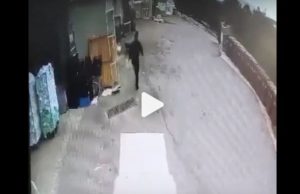 Βραυρώνα: Βίντεο &#8211; σοκ τη στιγμή που ο πατέρας πετάει το βρέφος στα σκουπίδια (Video)