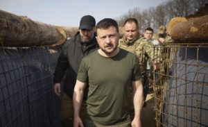Ουκρανία: Ο Ζελένσκι στέλνει κατάδικους στην πρώτη γραμμή λόγω έλλειψης προσωπικού στον στρατό
