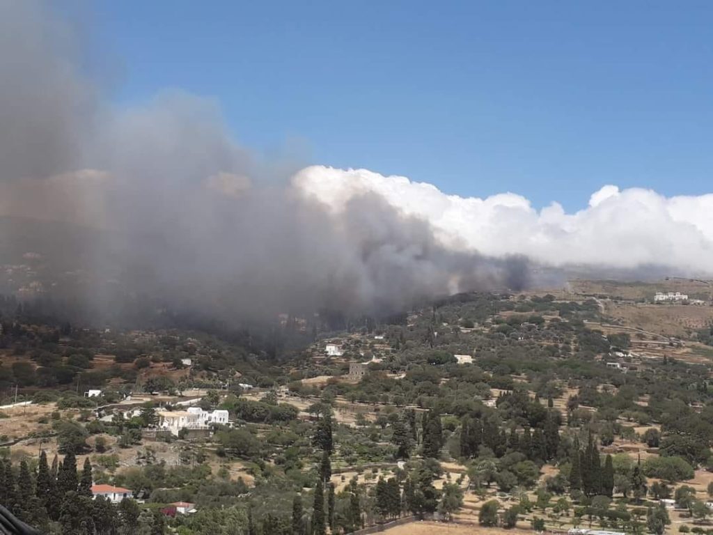 Άνδρος: Εκτός ελέγχου το πύρινο μέτωπο – Στο σημείο πνέουν ισχυροί άνεμοι (Video)