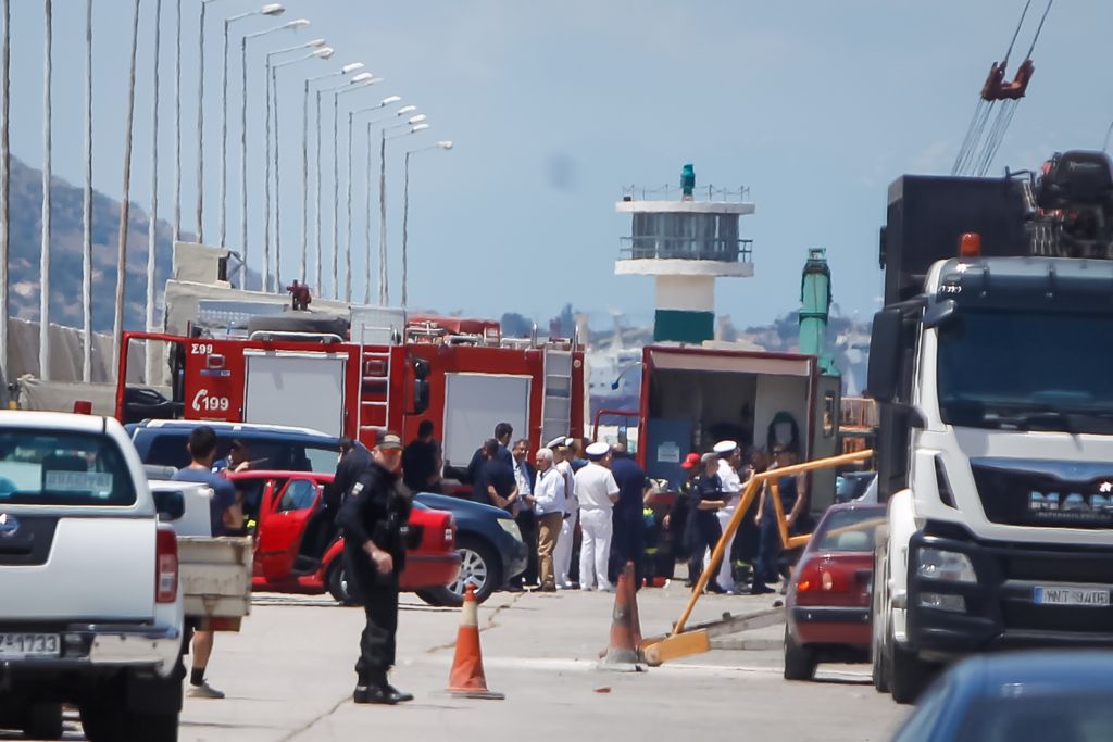 Φωτιά σε φορτηγό πλοίο στο νέο Μώλο Δραπετσώνας – Συναγερμός στην πυροσβεστική