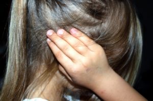 Ηράκλειο: Μαρτυρία σοκ για την κακοποίηση παιδιού 3 ετών &#8211; «Το έδερνε και του έκλεινε το στόμα για να μην κλαίει»