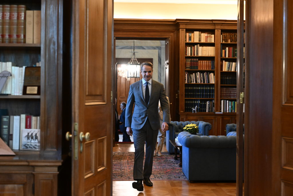 «Καραμπόλες» στη ΝΔ για το πρόσωπο του νέου ΠτΔ: Δέσμιος εσωκομματικών ισορροπιών ο Μητσοτάκης – Ποια ονόματα «παίζουν»