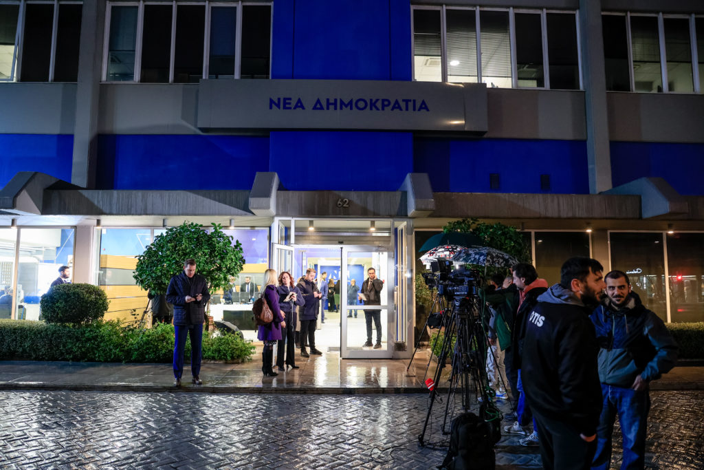 Μαξίμου: Ανησυχία για τις αντιθέσεις εν όψει της συνεδρίασης της γαλάζιας ΚΟ – Επιμένει στη γραμμή της «διεύρυνσης»