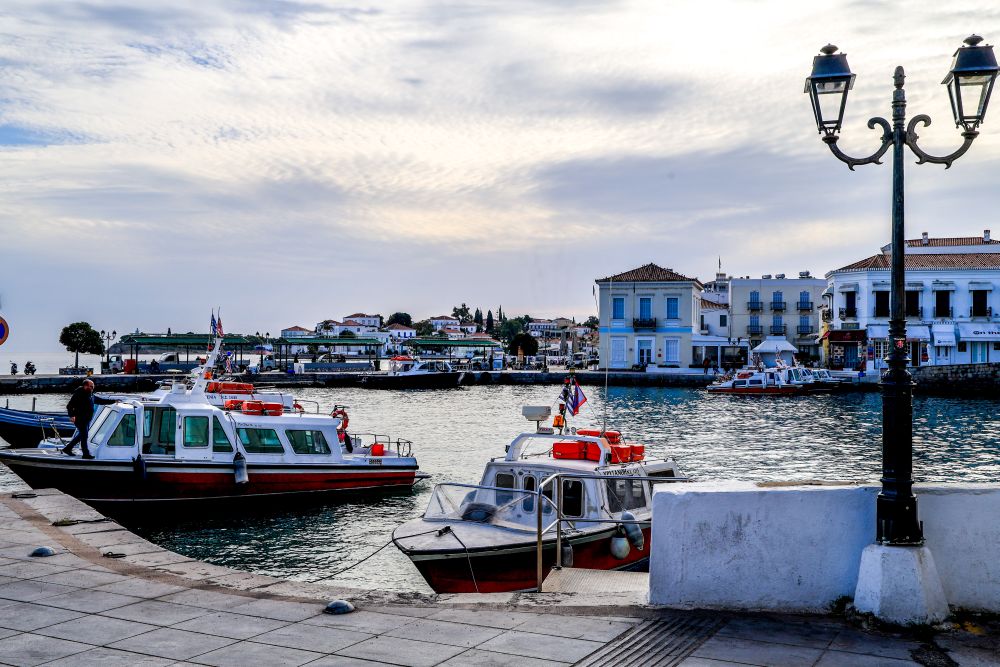 Θρίλερ στις Σπέτσες: Νεκρός 44χρονος Άγγλος στο Παλιό Λιμάνι – Έφερε τραύματα στο κεφάλι